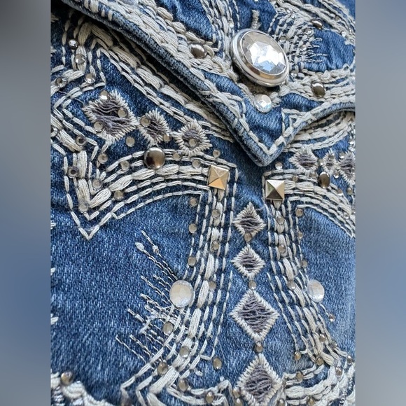 ATP. 9 Women's 10 Blue Denim Capri Cross Rhinestone Embellished Jeans - Picture 4 of 7